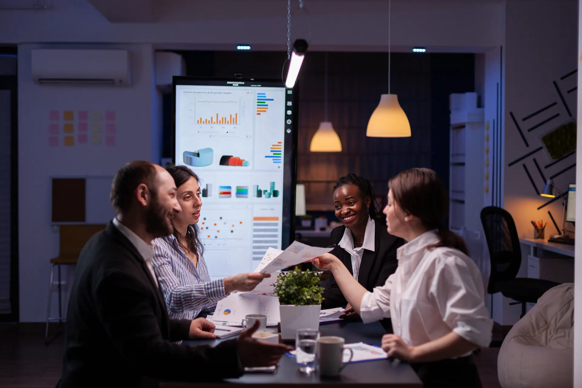 Equipo comercial revisando indicadores en una sala de reunión