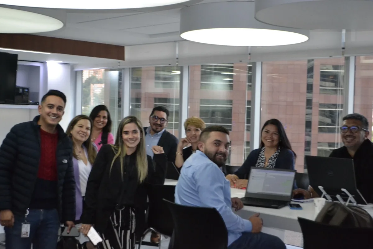 Equipo participante del programa Cisco Business Builder en sesión de trabajo